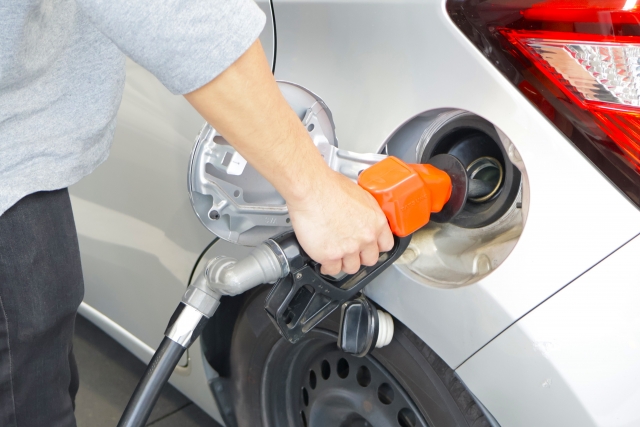 ガソリンを入れる