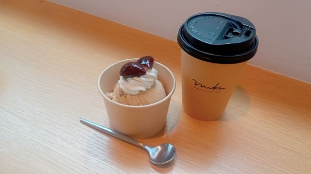 GLAMPING＆CAFE MUKUで注文したコーヒーとマロンアイス