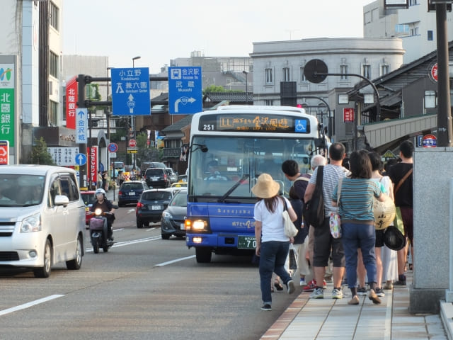 ひがし茶屋街から金沢駅