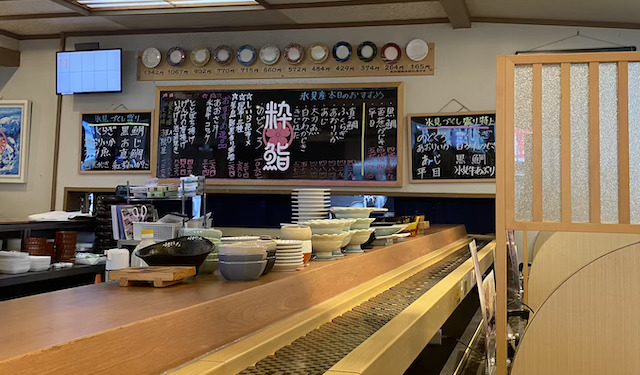 店内はカウンター席とボックス席